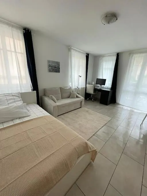 Studio-Apartment Mit Balkon 드레스덴 0*,  독일