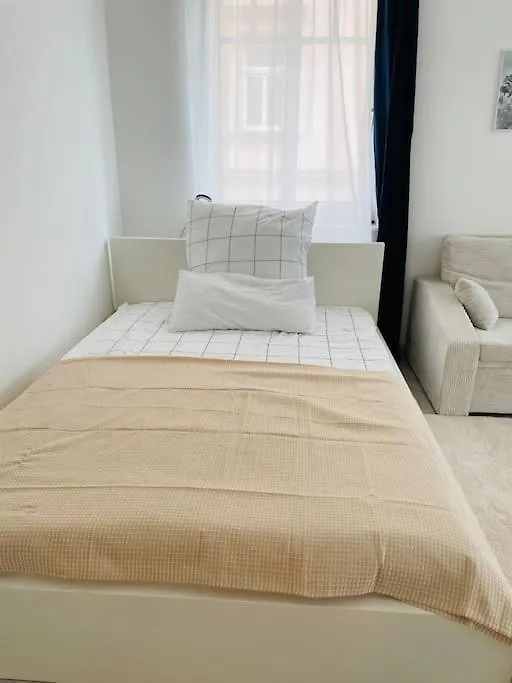 Studio-Apartment Mit Balkon 드레스덴 0*,